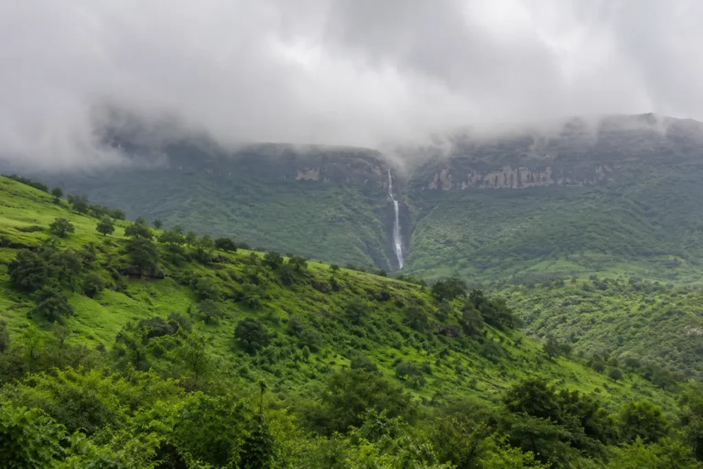Best Time to Visit Oman: A Season Guide 1 Best time to visit Oman Salalah during khareef monsoon season